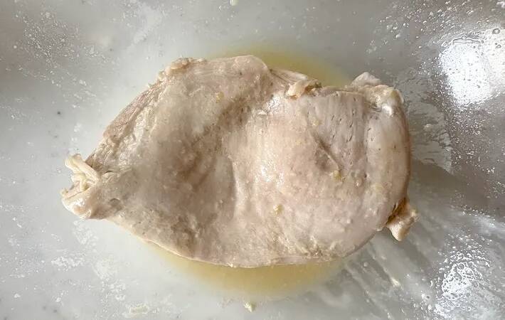 鶏むね肉に『大さじ2杯』　作業10分でしっとり仕上がって「家族がべた褒め！」