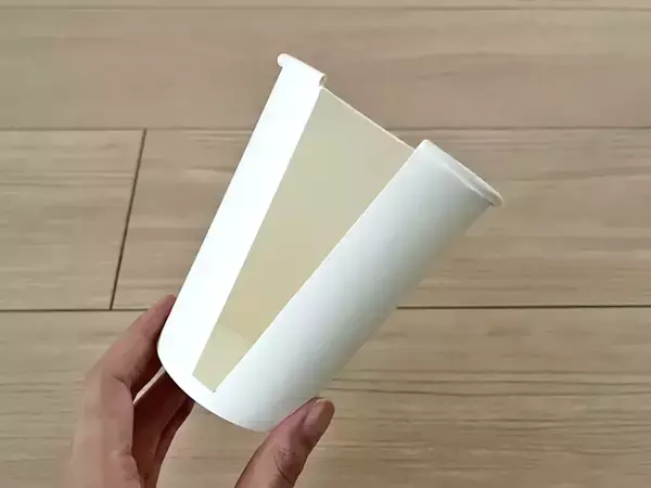 紙コップをハンガーにつけるだけ！　秋冬に試してほしい『アウターの型崩れ防止テク』が超簡単