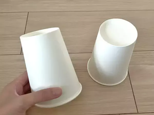 「紙コップをハンガーにつけるだけ！　秋冬に試してほしい『アウターの型崩れ防止テク』が超簡単」の画像