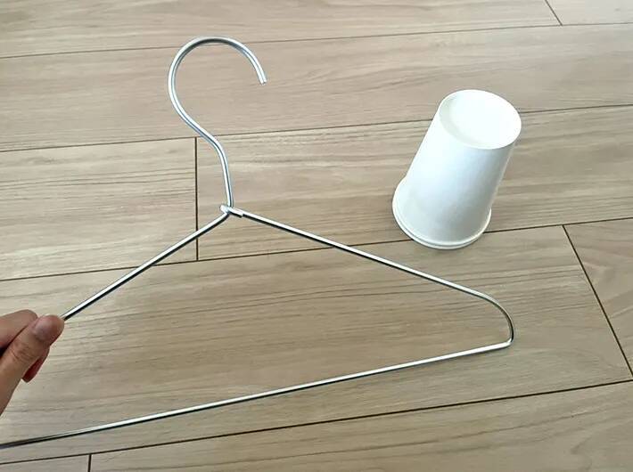 紙コップをハンガーにつけるだけ！　秋冬に試してほしい『アウターの型崩れ防止テク』が超簡単