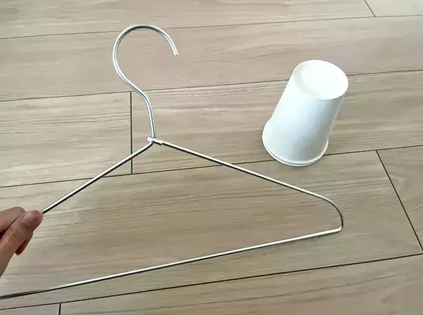 「紙コップをハンガーにつけるだけ！　秋冬に試してほしい『アウターの型崩れ防止テク』が超簡単」の画像