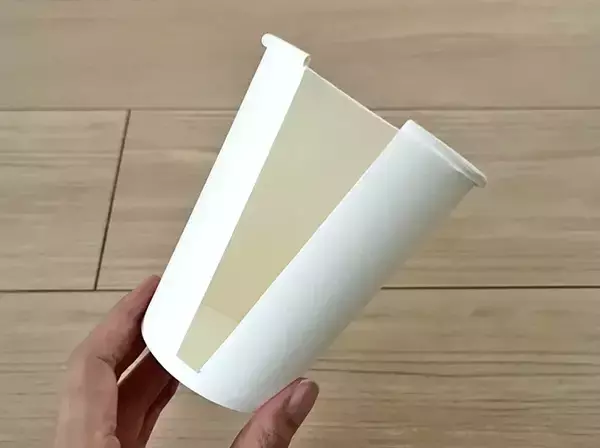 「紙コップをハンガーにつけるだけ！　秋冬に試してほしい『アウターの型崩れ防止テク』が超簡単」の画像