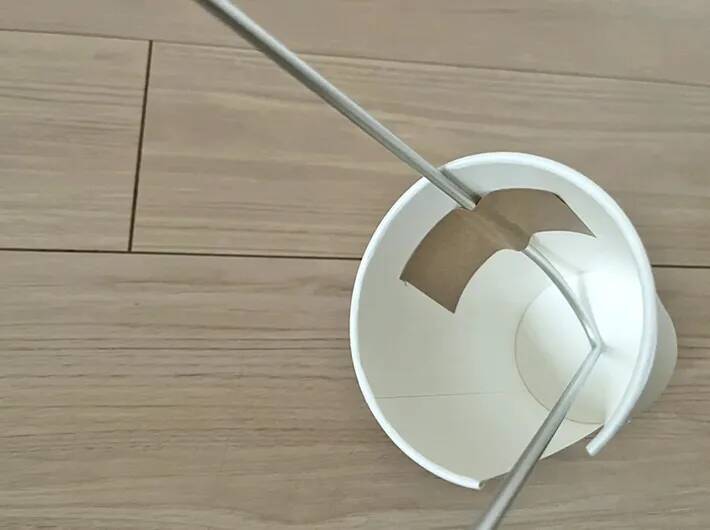 紙コップをハンガーにつけるだけ！　秋冬に試してほしい『アウターの型崩れ防止テク』が超簡単