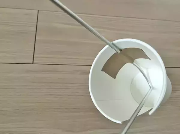 「紙コップをハンガーにつけるだけ！　秋冬に試してほしい『アウターの型崩れ防止テク』が超簡単」の画像