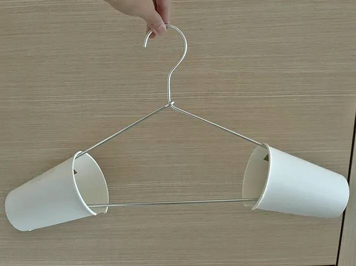紙コップをハンガーにつけるだけ！　秋冬に試してほしい『アウターの型崩れ防止テク』が超簡単