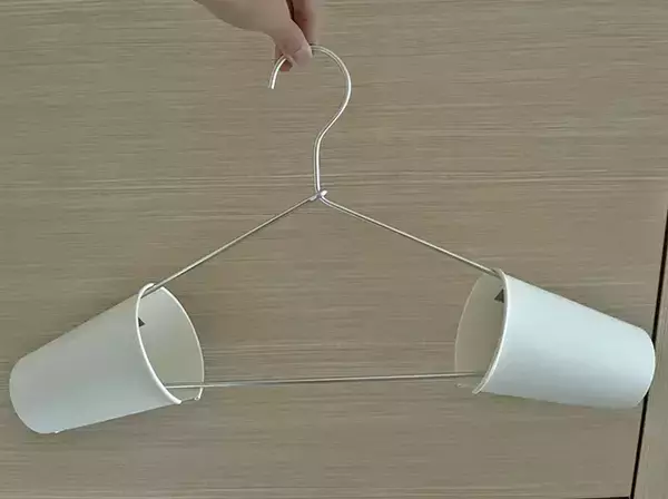 「紙コップをハンガーにつけるだけ！　秋冬に試してほしい『アウターの型崩れ防止テク』が超簡単」の画像