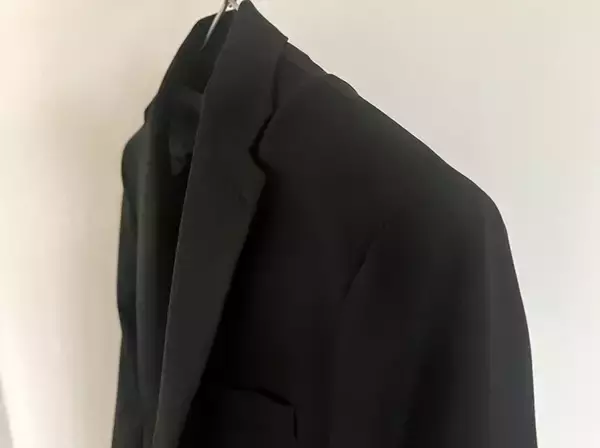 「紙コップをハンガーにつけるだけ！　秋冬に試してほしい『アウターの型崩れ防止テク』が超簡単」の画像