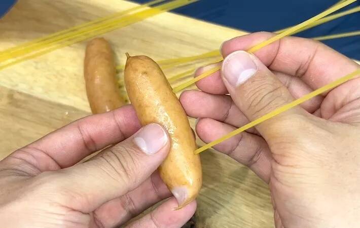 ウインナーにパスタを刺して…　できた簡単おかずが「絶対子供が喜ぶ」「ハロウィンにピッタリ」