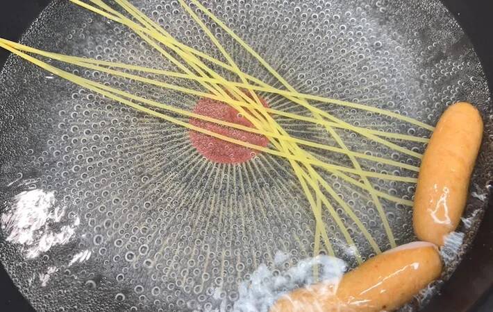 ウインナーにパスタを刺して…　できた簡単おかずが「絶対子供が喜ぶ」「ハロウィンにピッタリ」