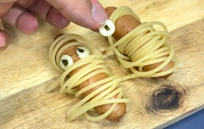 ウインナーにパスタを刺して…　できた簡単おかずが「絶対子供が喜ぶ」「ハロウィンにピッタリ」