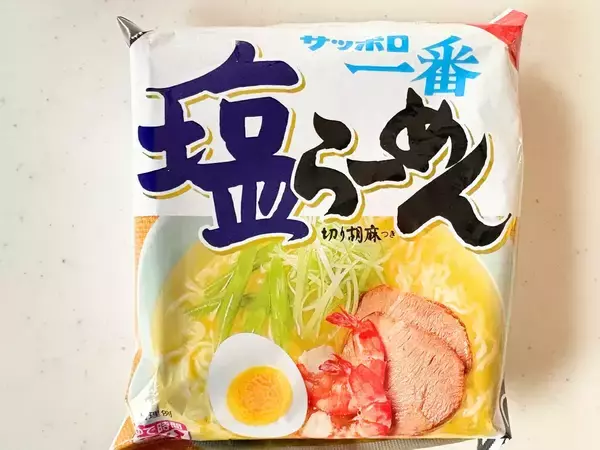 麺を袋ごと叩いて砕く！？　インスタント麺の思わぬ使い道に「え、うま」「このために買う」