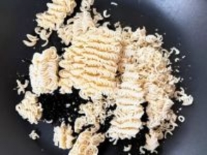 麺を袋ごと叩いて砕く！？　インスタント麺の思わぬ使い道に「え、うま」「このために買う」