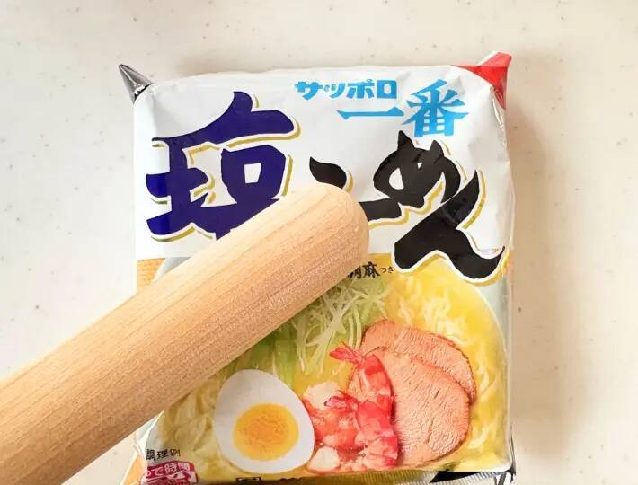 麺を袋ごと叩いて砕く！？　インスタント麺の思わぬ使い道に「え、うま」「このために買う」