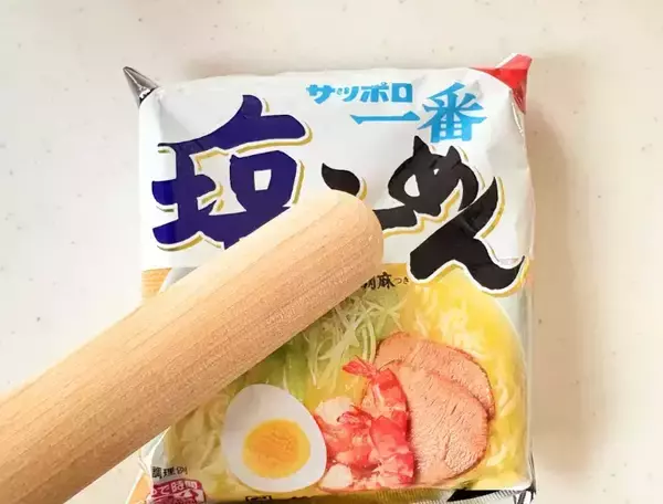 「麺を袋ごと叩いて砕く！？　インスタント麺の思わぬ使い道に「え、うま」「このために買う」」の画像