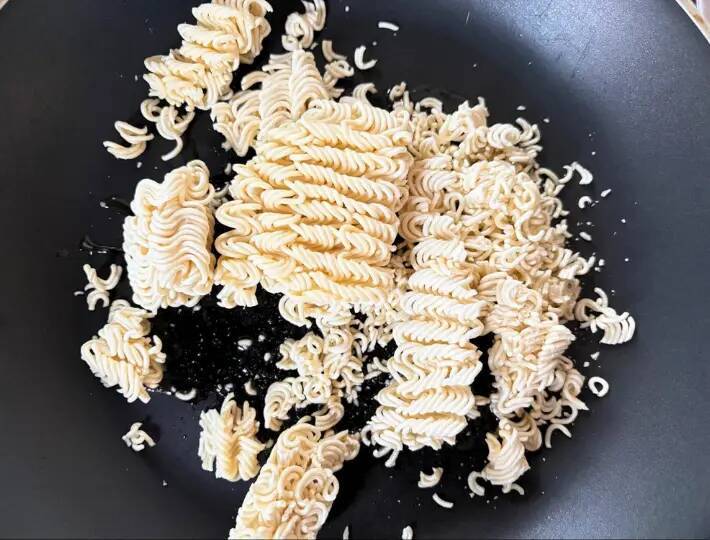 麺を袋ごと叩いて砕く！？　インスタント麺の思わぬ使い道に「え、うま」「このために買う」