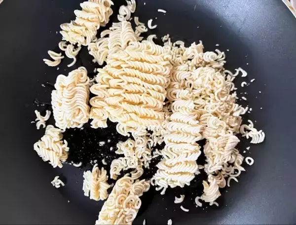 「麺を袋ごと叩いて砕く！？　インスタント麺の思わぬ使い道に「え、うま」「このために買う」」の画像