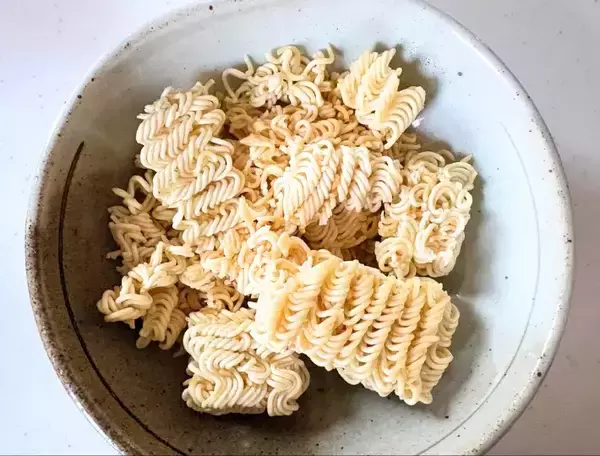 「麺を袋ごと叩いて砕く！？　インスタント麺の思わぬ使い道に「え、うま」「このために買う」」の画像