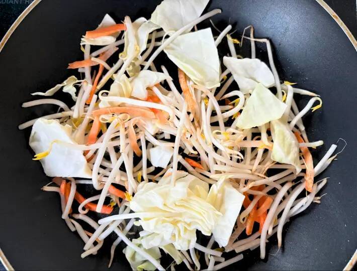 麺を袋ごと叩いて砕く！？　インスタント麺の思わぬ使い道に「え、うま」「このために買う」