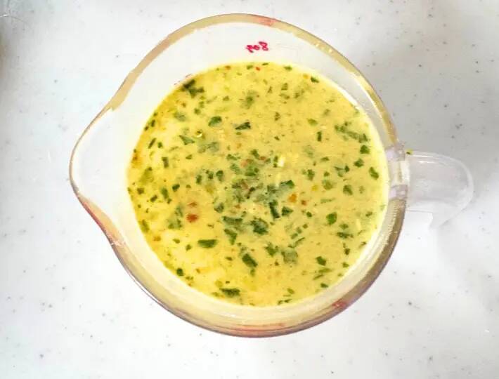 麺を袋ごと叩いて砕く！？　インスタント麺の思わぬ使い道に「え、うま」「このために買う」