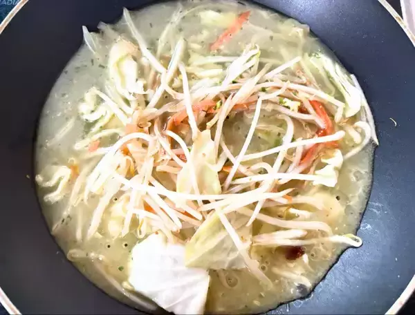 「麺を袋ごと叩いて砕く！？　インスタント麺の思わぬ使い道に「え、うま」「このために買う」」の画像