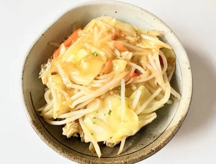 麺を袋ごと叩いて砕く！？　インスタント麺の思わぬ使い道に「え、うま」「このために買う」