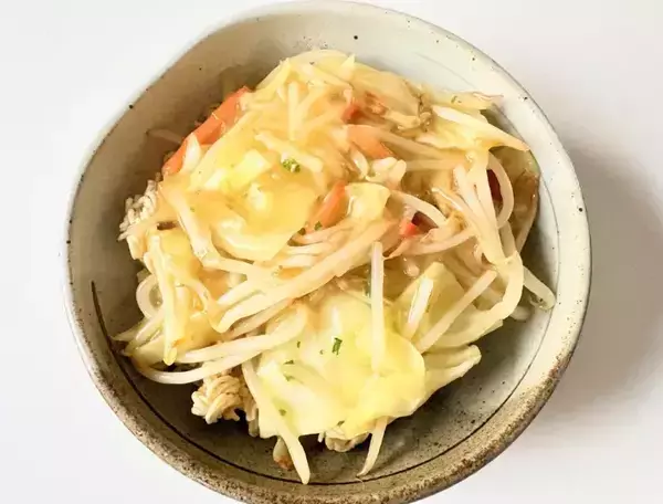 「麺を袋ごと叩いて砕く！？　インスタント麺の思わぬ使い道に「え、うま」「このために買う」」の画像