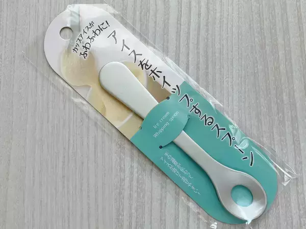 【ダイソー神グッズ】スプーンなのに穴が空いてる？　カップアイスに差してみると…