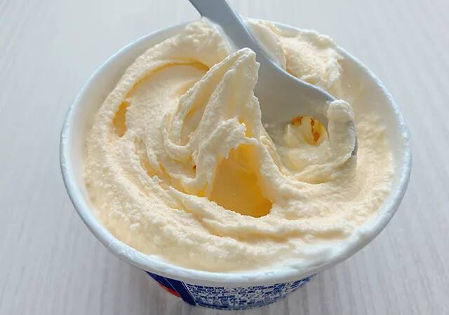 【ダイソー神グッズ】スプーンなのに穴が空いてる？　カップアイスに差してみると…