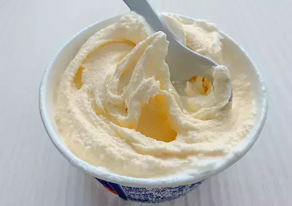 「【ダイソー神グッズ】スプーンなのに穴が空いてる？　カップアイスに差してみると…」の画像