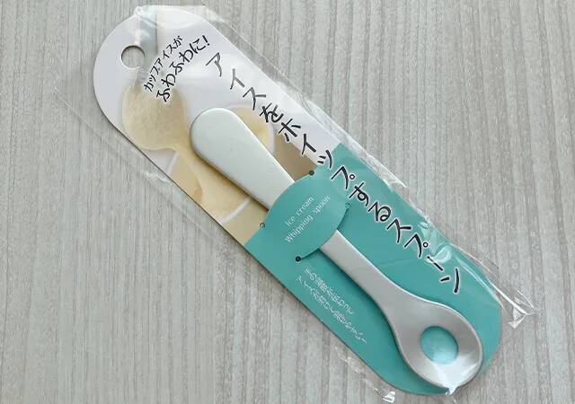 【ダイソー神グッズ】スプーンなのに穴が空いてる？　カップアイスに差してみると…