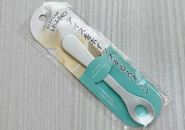 「【ダイソー神グッズ】スプーンなのに穴が空いてる？　カップアイスに差してみると…」の画像