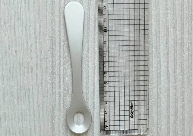 【ダイソー神グッズ】スプーンなのに穴が空いてる？　カップアイスに差してみると…