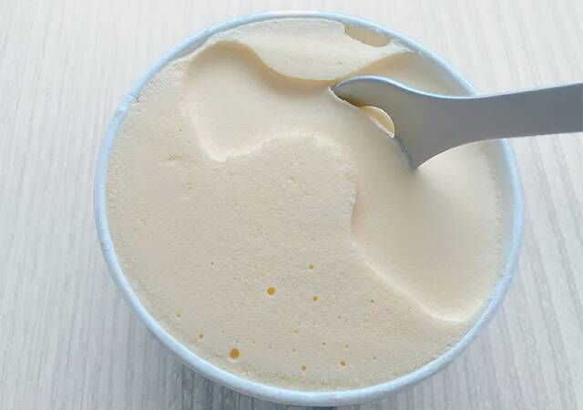 【ダイソー神グッズ】スプーンなのに穴が空いてる？　カップアイスに差してみると…