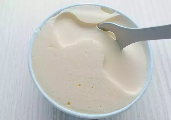 「【ダイソー神グッズ】スプーンなのに穴が空いてる？　カップアイスに差してみると…」の画像