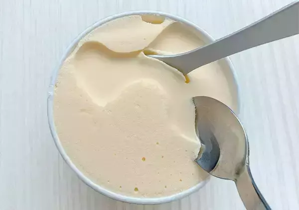 「【ダイソー神グッズ】スプーンなのに穴が空いてる？　カップアイスに差してみると…」の画像