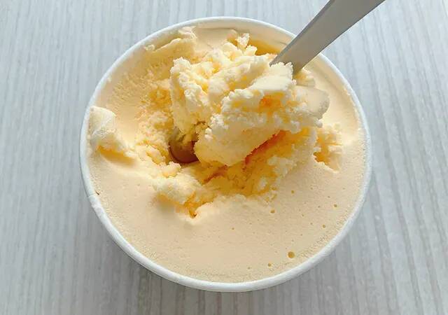 【ダイソー神グッズ】スプーンなのに穴が空いてる？　カップアイスに差してみると…