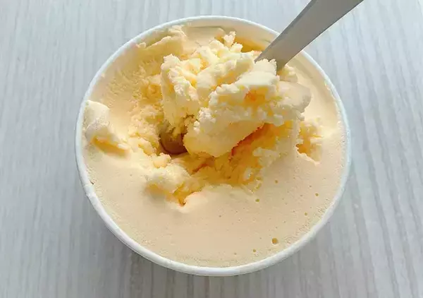 「【ダイソー神グッズ】スプーンなのに穴が空いてる？　カップアイスに差してみると…」の画像