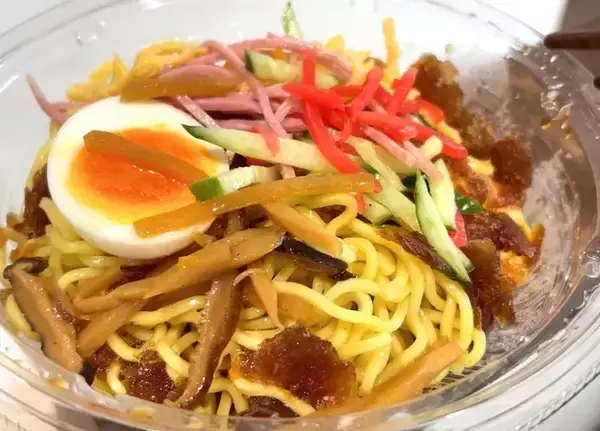 「『冷やし中華のスープ』をジッパー袋に入れて？　完成品に「食感がいい」「箸が進む！」」の画像