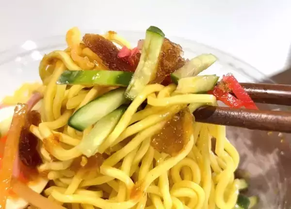 「『冷やし中華のスープ』をジッパー袋に入れて？　完成品に「食感がいい」「箸が進む！」」の画像
