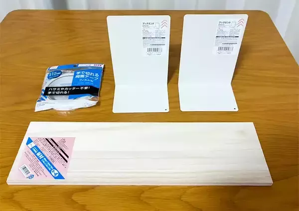 「2枚のブックエンドで『行き場のない靴』がすっきり！　玄関が見違える思わぬ活用法とは」の画像