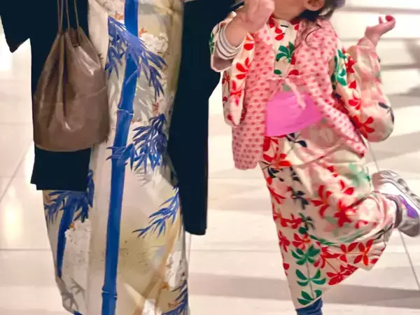 母親「3歳娘のポージング力すごい」　夫が撮影した1枚に「素敵すぎます！」「構図が完璧」