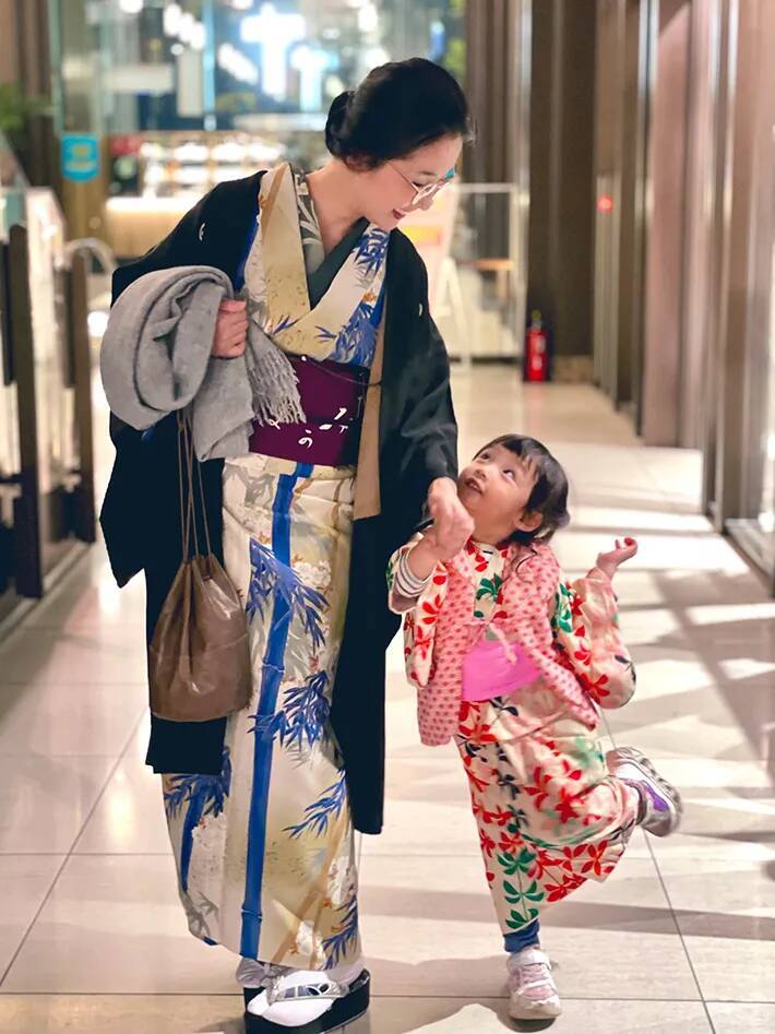 母親「3歳娘のポージング力すごい」　夫が撮影した1枚に「素敵すぎます！」「構図が完璧」