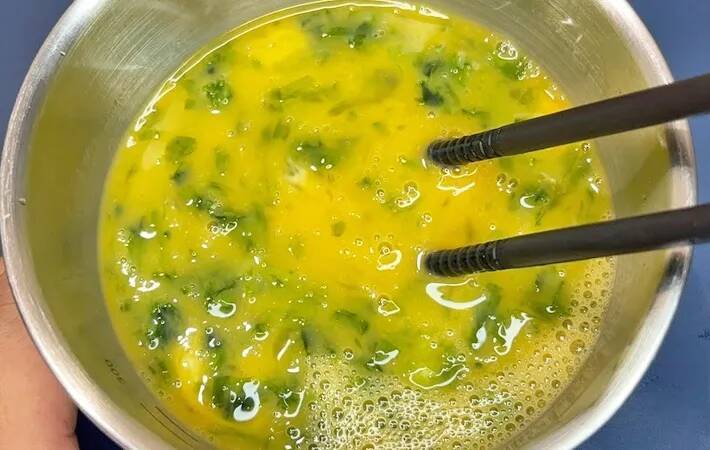 玉子焼きに『大さじ1杯』入れてみて！　ふわっと風味が広がって「ご飯がすすむ」