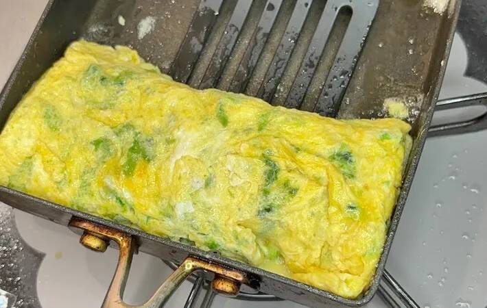 玉子焼きに『大さじ1杯』入れてみて！　ふわっと風味が広がって「ご飯がすすむ」