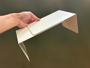ダイソーの『ブックエンド』に磁石4個をつけるだけ　食器棚が片づく便利な収納ワザ