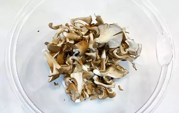 「マイタケとツナ缶を混ぜて…？　味付けに「箸が止まらん」【レンチンレシピ】」の画像