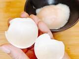「温泉卵、そのまま割らないで！　食べる前の『10回フリフリ』で白身がスルッと出る裏ワザ」の画像1