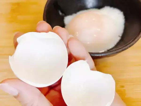 温泉卵、そのまま割らないで！　食べる前の『10回フリフリ』で白身がスルッと出る裏ワザ