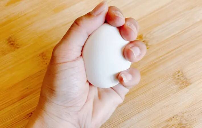 温泉卵、そのまま割らないで！　食べる前の『10回フリフリ』で白身がスルッと出る裏ワザ