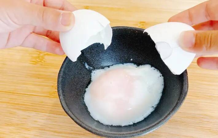 温泉卵、そのまま割らないで！　食べる前の『10回フリフリ』で白身がスルッと出る裏ワザ